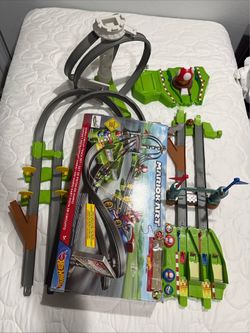 Hot Wheels Mario Kart Circuit Track Set