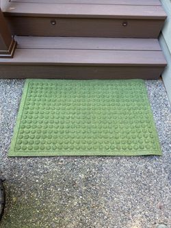 Crate & Barrel Green Doormat outdoor rug barely used
