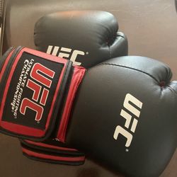 UFC Boxing Gloves adult 12oz