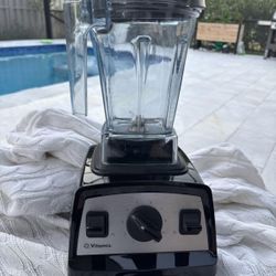 Vitamix Blender Mixer E310 VM0197 Black Read Description 