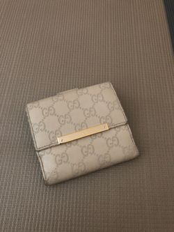 Gucci compact leather wallet