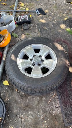 Toyota 4RUNNER  RIM WITH TIRE LIKE NEw 17