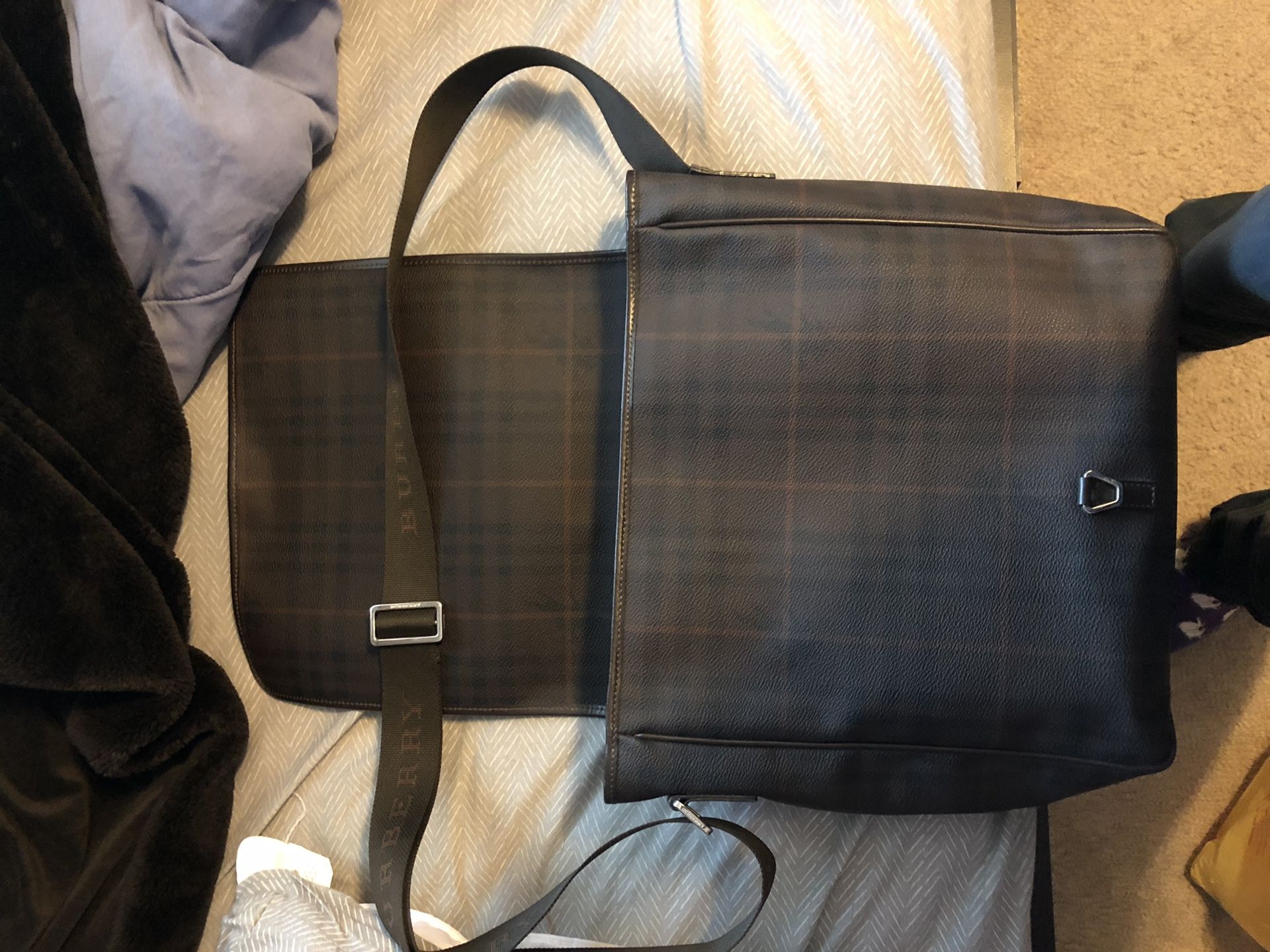 (Authentic) Mens Burberry large crossbody bag