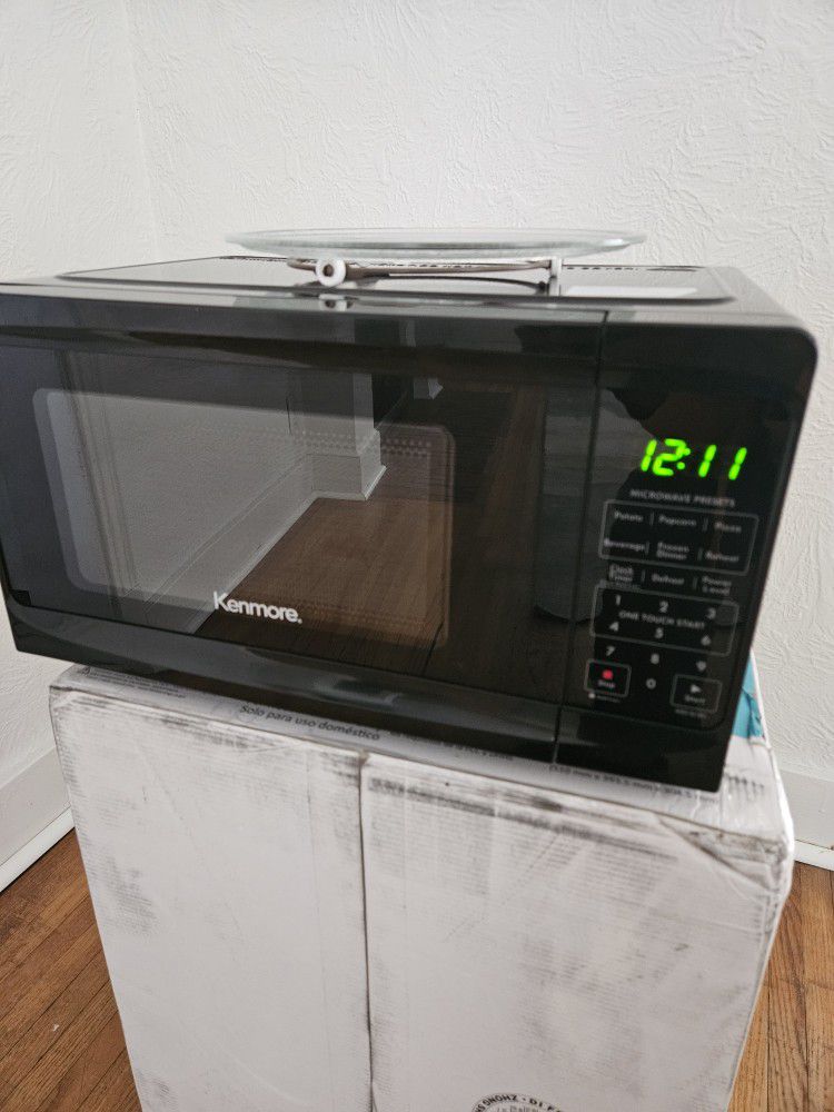 0.7 Cubic Foot Kenmore Microwave (700 Watts)