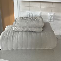 Queen, comforter and duvet cover covers.