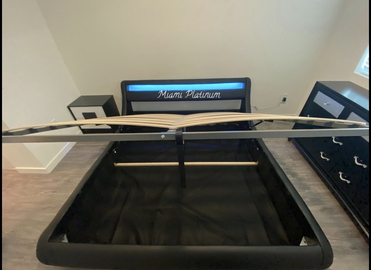 King Bed 🛌 Frame /// Financing Available