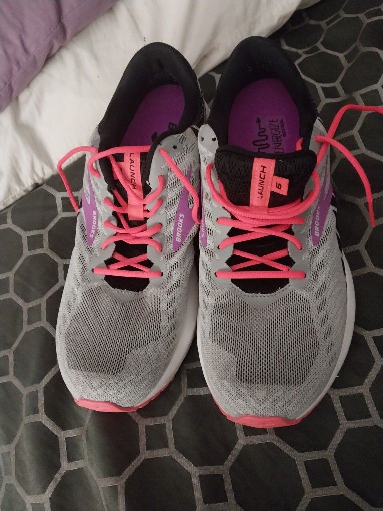 Lady's Brooks Launch 6 Size 12 65 Dollars