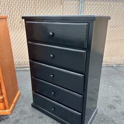 Five Drawers Dresser With Rails