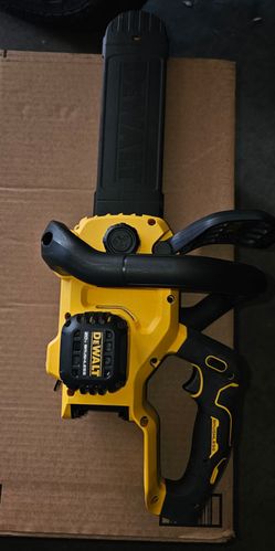 New, nueva, DEWALT
20-Volt MAX 12 in. Brushless Cordless Battery Powered Chainsaw (Tool Only