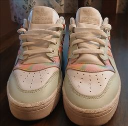 Women's Adidas rivalry low tie-dye  size 8 used like new great condition definitely