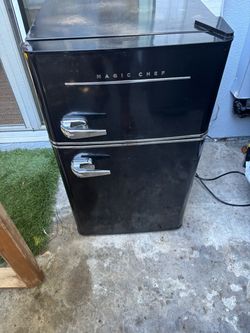 Magic Chef HMCR320BE – Mini Fridge