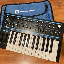 MINT NOVATION BASS STATION 2 W/GIG BAG