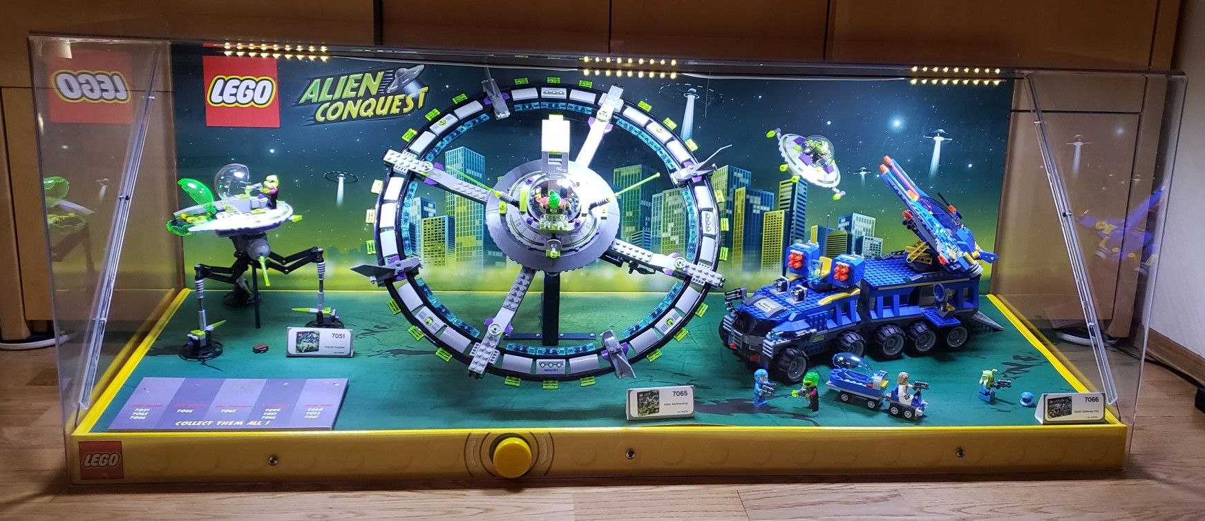 LEGO ALIEN CONQUEST HUGE WORKING STORE DISPLAY π½