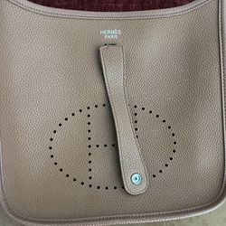 Gorgeous, genuine leather bag does not have the strap for it selling priced to sell