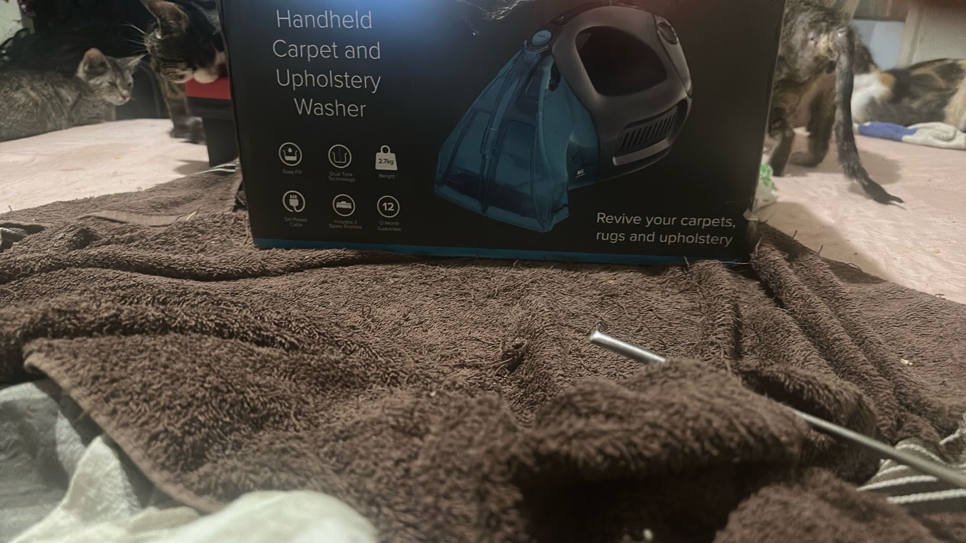 Portable carpet shampooer