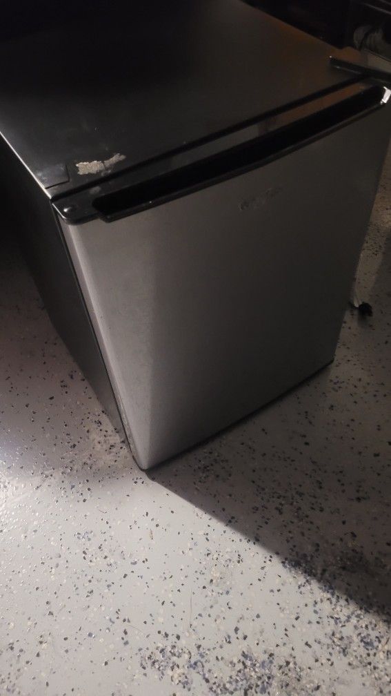 Whirlpool 2.7 Cu Ft Mini Refrigerator Steel