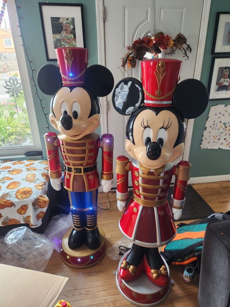 Mickey And Minnie 5 Ft Nutcrackers Light Up Play 5 Songs