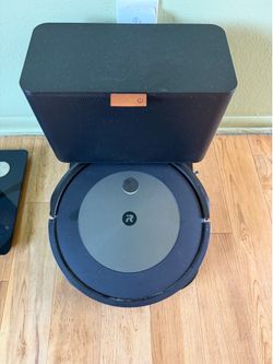 iRobot Roomba j7+ Self-Empty Robot Vacuum – Excellent Condition