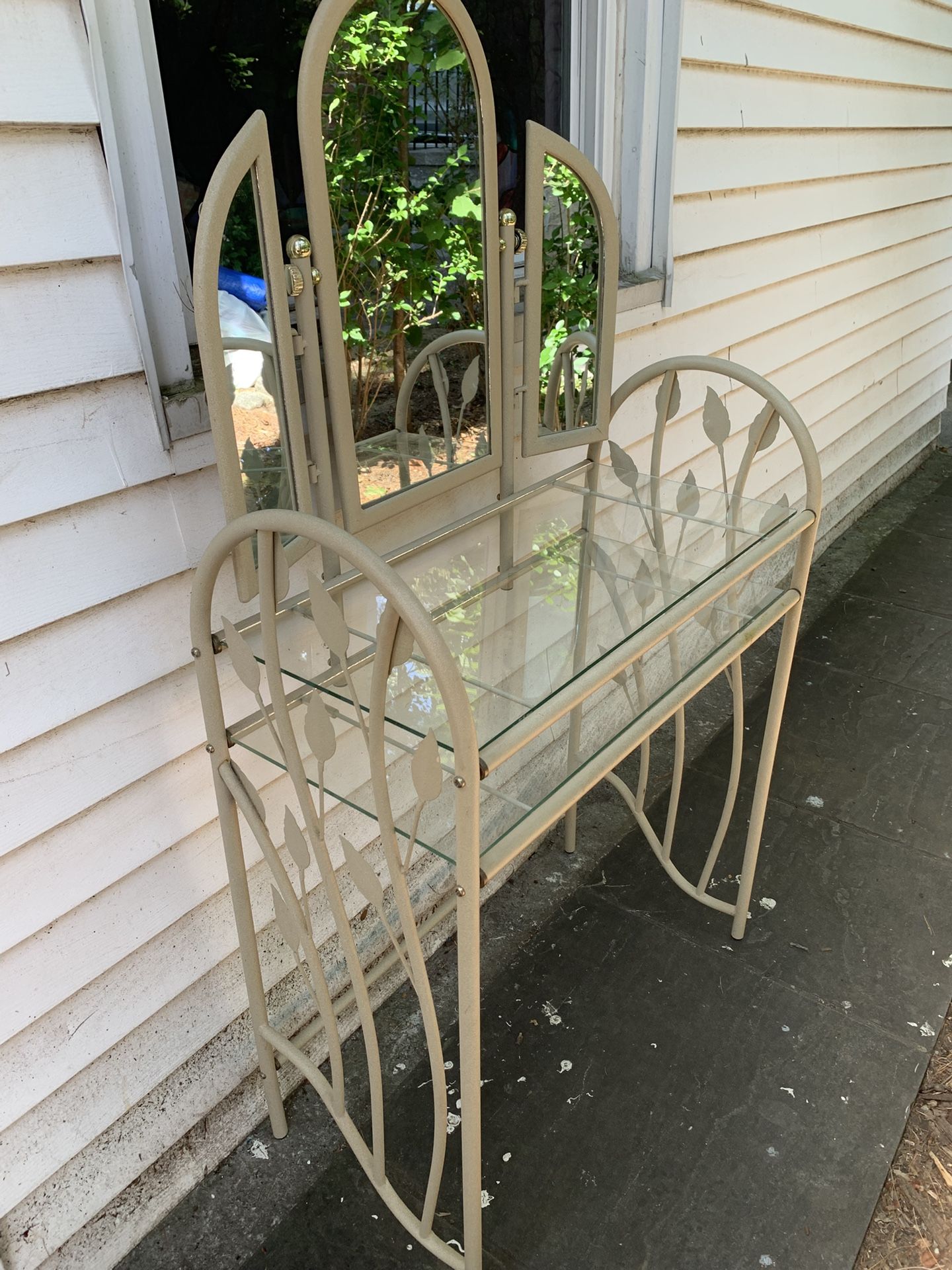 Gorgeous Vanity Table In Long Island Great Neck