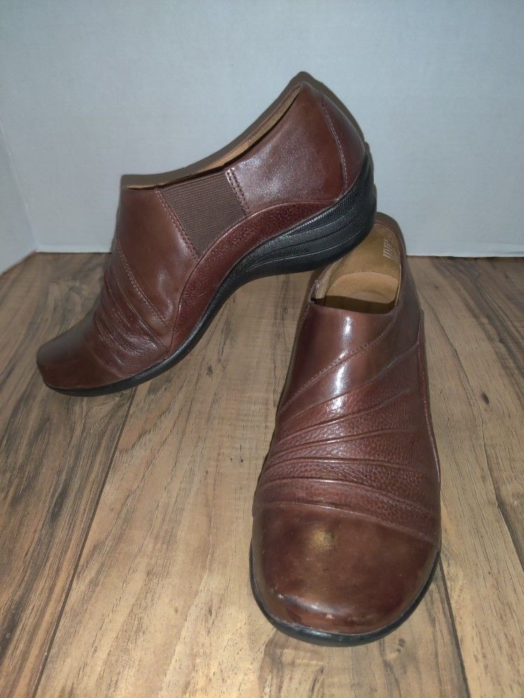 Hush Puppies Womens Brown Wedge Slip On Shoes Clogs Size: 9.5M.