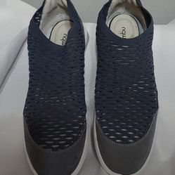 Jambu "Dory" mesh and leather slip-ons size 11.