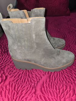 Vionic grey suede size 8.5 women's boots