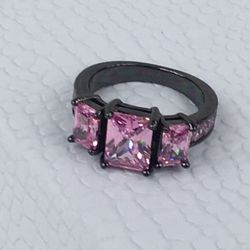 PRETTY WOMENS RHINESTONE RING SIZE 5   NEW CONDITION RING FOR WOMEN ✨HIGH QUALITY   