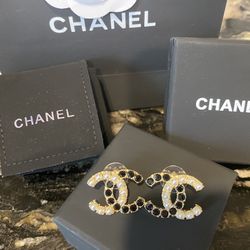 Chanel 22B Double CC Logo Pierce Earrings Crystal Black Gold 2CK0509