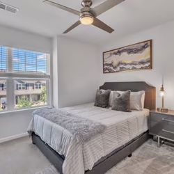 Modern Queen Bedroom Set – Barely Used