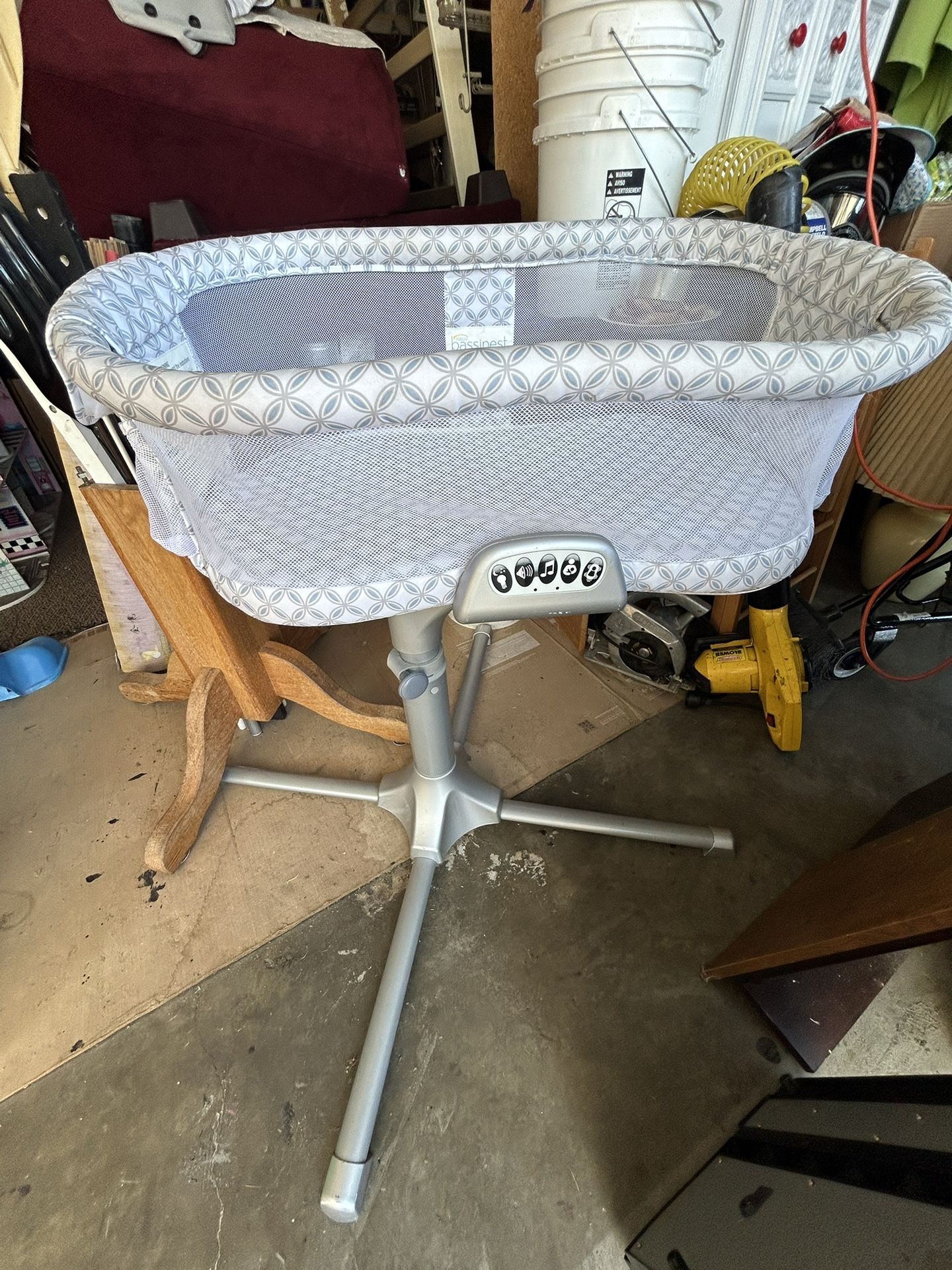 Almost New Baby crib, rotating, and in very good condition.