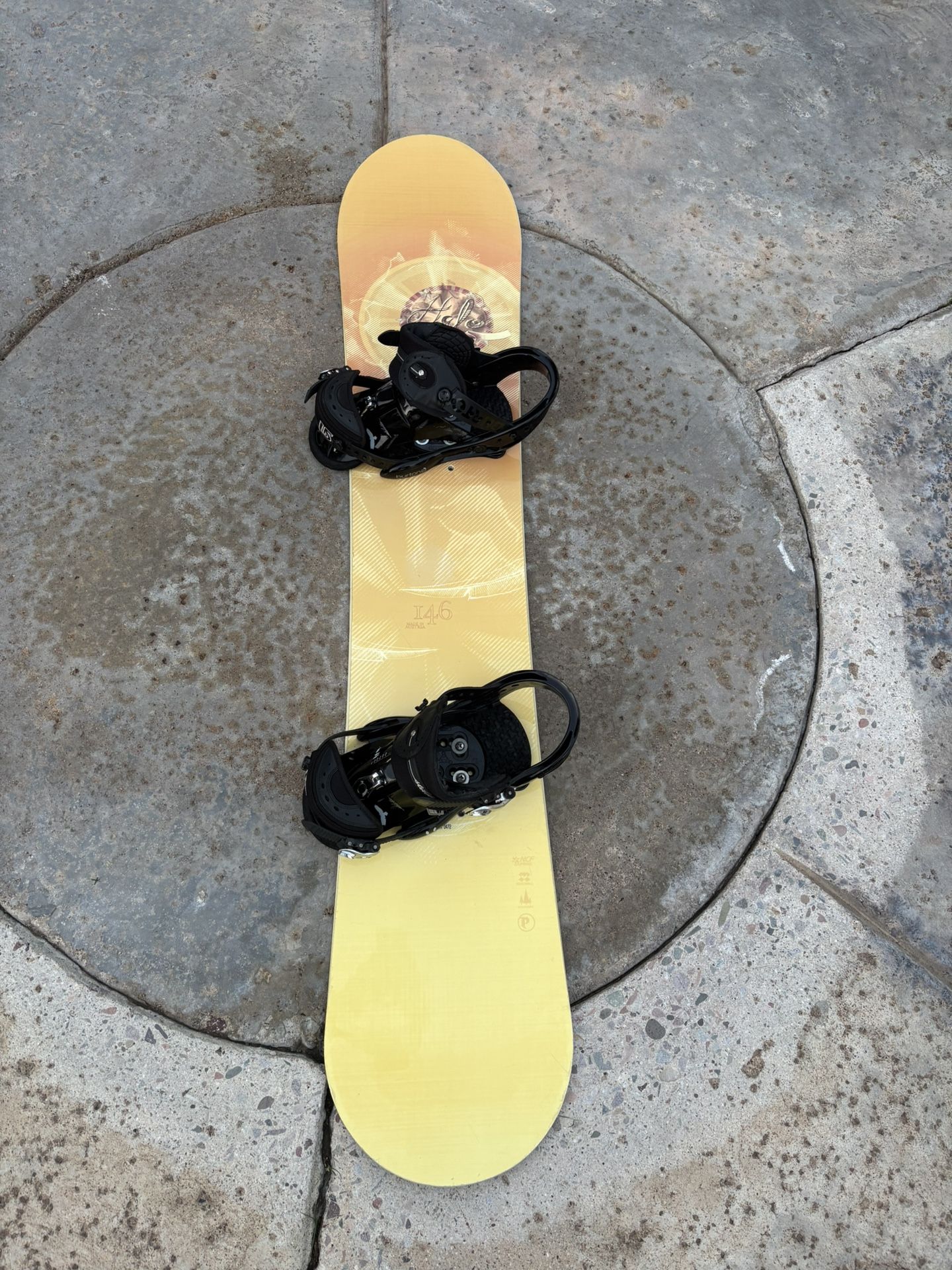 Arnold Palmer Halo 146CM Woman’s Snowboard Includes Burton Bindings