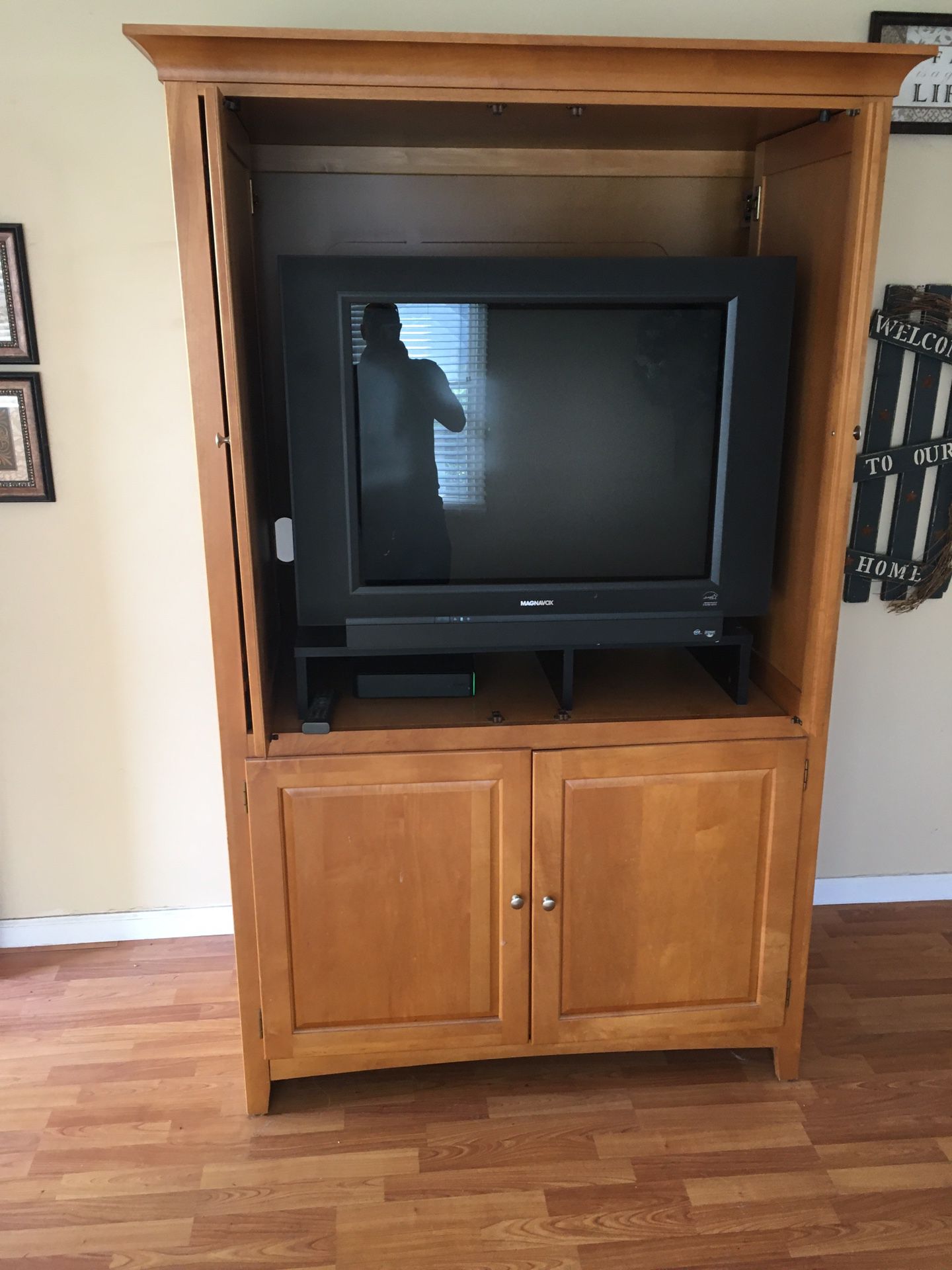 Tv and stand. Excellent condition