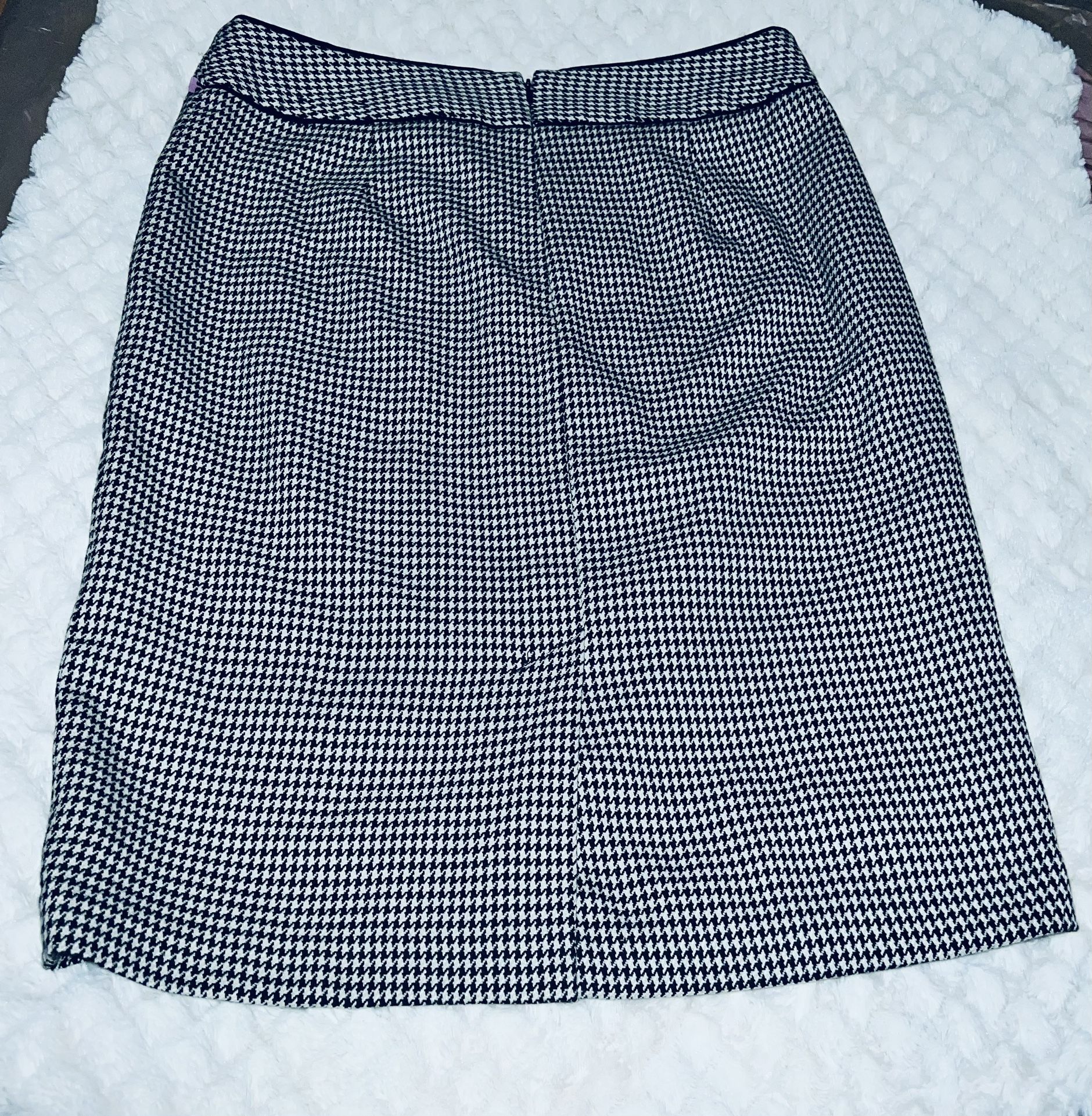 Beautiful Women Skirt Size (6) Only $8