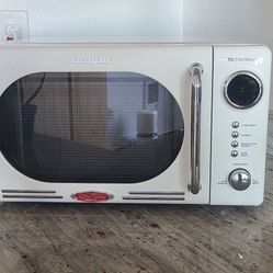 Retro Style Microwave 