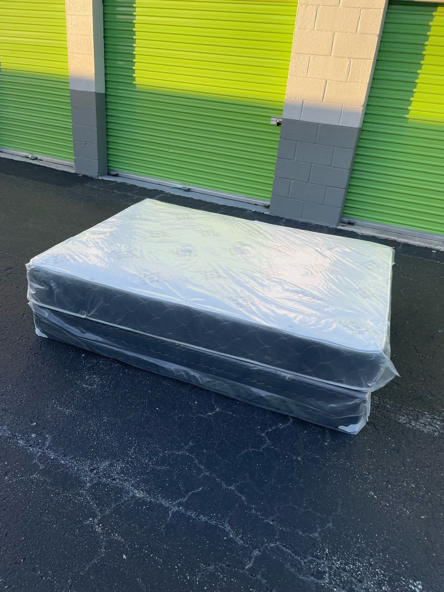 NEW QUEEN REGULAR SET MATTRESS AND BOX SPRING 2pcs