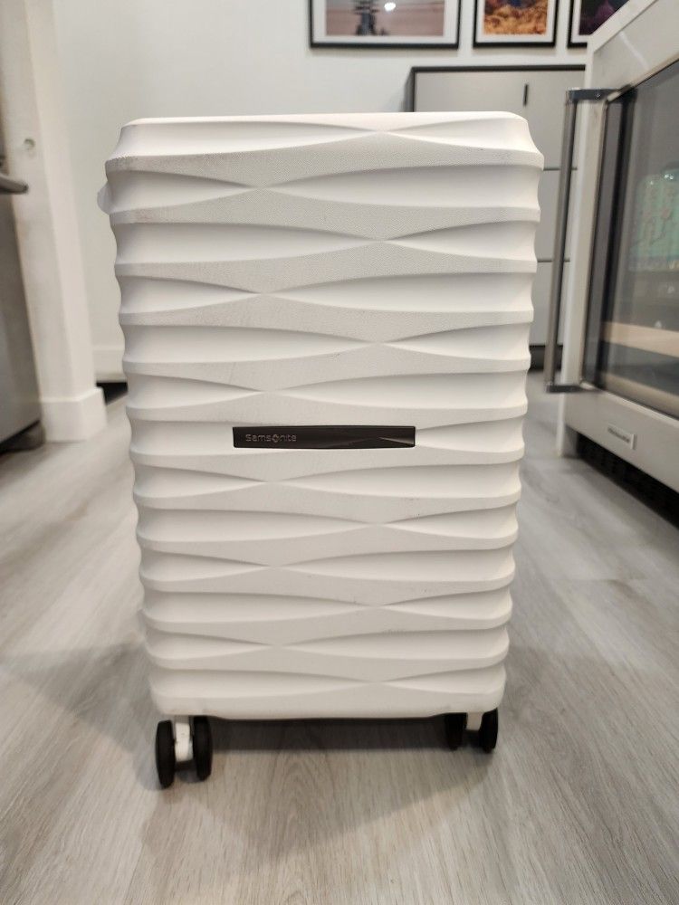 Samsonite VOLTAGE DLX GLOBAL CARRY-ON SPINNER
