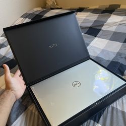 Dell XPS 17 9720 Laptop 17.0"UHD, Touch Intel i7-12700H 512GB SSD 16GB RAM