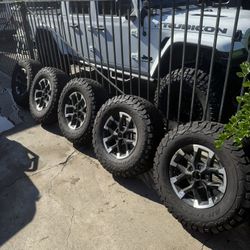 *LIKE NEW* 2024 OEM Jeep Wrangler Rubicon 33 Inch BFG Tires Rims JK JKU JL JLU JT