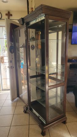 FREE CURIO CABINET FREE FIRST COME FIRST SERVE SEND MESSAGE ONLY IF YOU ARE READY TO COME