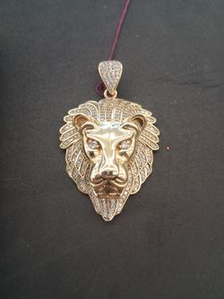 Lion pendant, 10k, 12.6g, white stone
