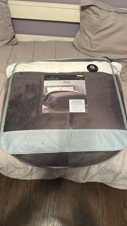 NEW King sized CuddlDuds grey comforter