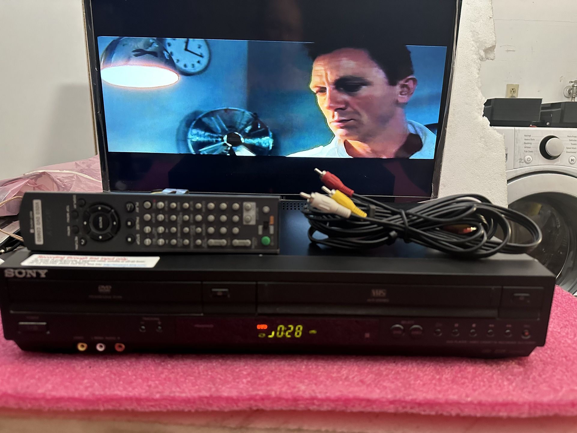 SONY SLV D380P DVD/VCR COMBO PLAYER WITH REMOTE AND AV CABLES
