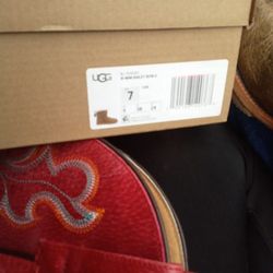 UGG Pricing & Identification
Retail Value: New pairs from major retailers like Bushwhacker and Journey's are listed at approximately $180.00. You can 