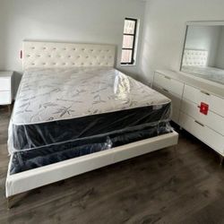 White Bedroom Set 😍 4 Pcs Bed Set Set New $799