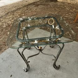 I have a glass top end table available in good condition. I’m asking $40 or best offer for it.