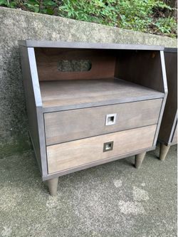 2 nightstands