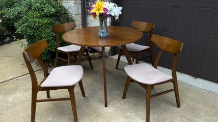 Beautiful Ashley Furniture Dining Set. Table with 4 matching chairs. Good condition!