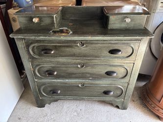 VINTAGE DRESSER