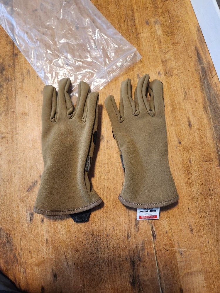 Ghost Liner gloves in Coyote Tan.