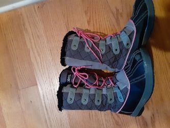 totes brand snow boots. size 4